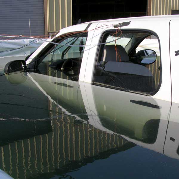 純電車涉水試驗模擬室的涉水測試(圖1)